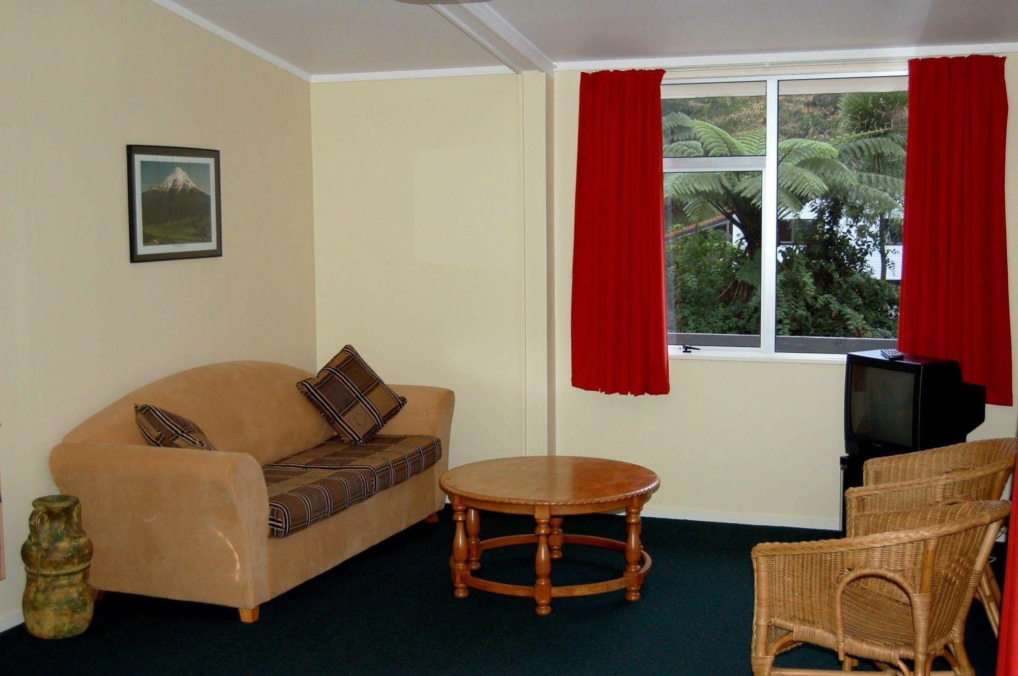 Egmont Eco Leisure Park & Backpackers Hotel New Plymouth Bagian luar foto